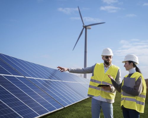 ingenieros-tiro-medio-hablando-paneles-solares-scaled.jpg